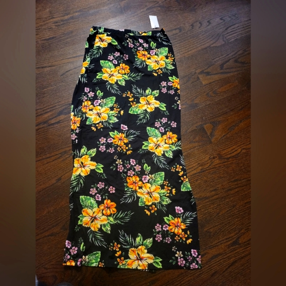 💜💜 Black and yellow floral skirt size XL 💜💜